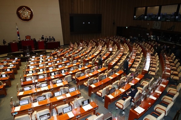  박병석 국회의장이 28일 자정께 국회에서 열린 본회의에서 검찰청법에 관한 필리버스터를 마친 뒤 산회를 선언하자 의원들이 본회의장을 떠나고 있다.