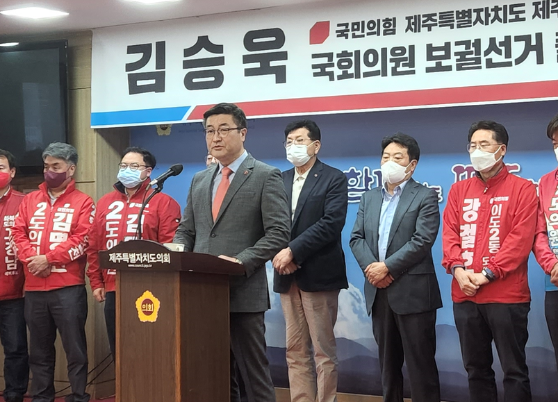 김승욱 국민의힘 제주시을 당협위원장이 2일 오후 1시 제주도의회 도민카페에서 기자회견을 갖고 있다.