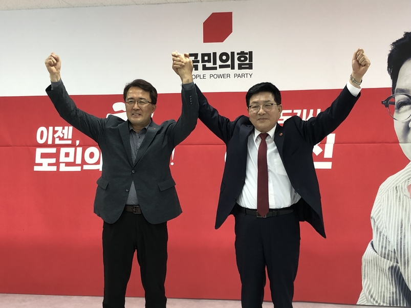 문성유 전 한국자산관리공사 사장(좌)이 3일 허향진 국민의힘 제주도지사 후보(우)의 선거 사무실을 방문했다. 