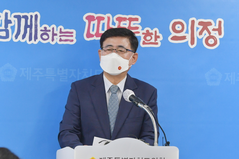 홍명환 전 제주도의원이 지난 2일 오전 10시 제주도의회 기자실에서 제주시을 보궐선거 기자회견을 갖고 있다.