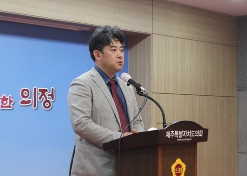 부상일 변호사가 지난달 29일 오후 1시30분 제주도의회 도민카페에서 국회의원 제주시을 지역 보궐선거 관련 기자회견을 갖고 있다.