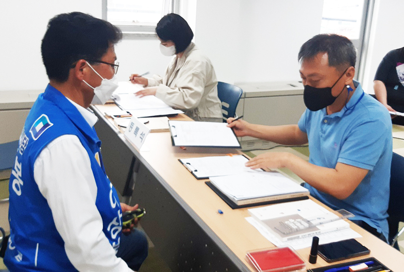 이상봉 제주도의원 예비후보가 12일 제주시선거관리위원회를 방문해 후보 등록을 하고 있다.