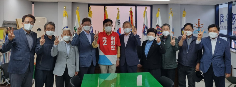 허향진 국민의힘 제주도지사 후보와 제주도 보훈단체협의회가 26일 오전 간담회를 갖고 기념촬영을 하고 있다.