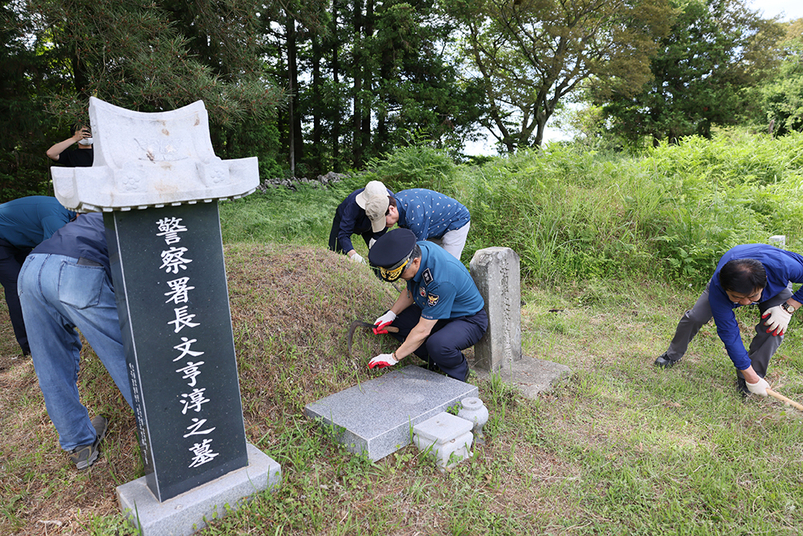 제주경찰청이 지난달 31일 제주시 오등동에 있는 故 문형순 서장 묘역을 찾아 정비 및 참배를 했다.