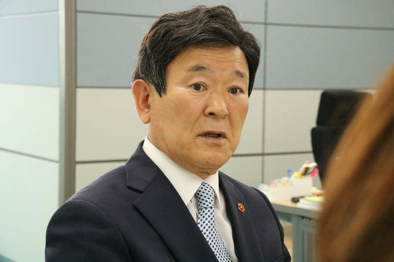 김광수 제주교육감 당선인이 인터뷰에 응하고 있다.