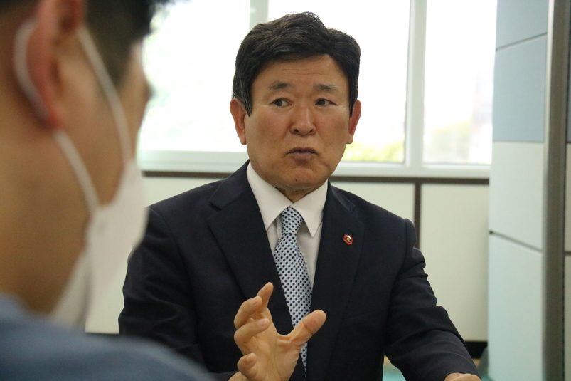 김광수 제주교육감 당선인이 인터뷰에 응하고 있다.