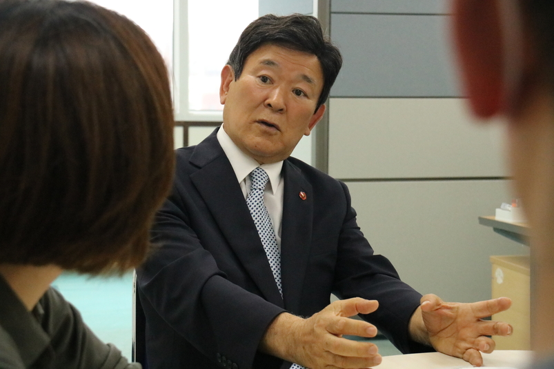 김광수 제주교육감 당선인이 인터뷰에 응하고 있다.