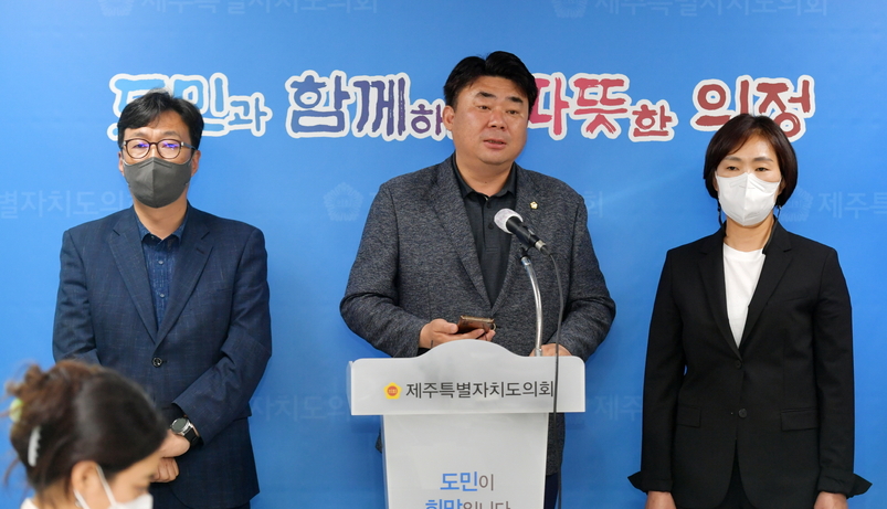 강충룡 의원(송산.효돈.영천동)이 22일 오후 3시 제주도의회 기자실에서 12대 의회 원구성과 관련한 기자회견을 갖고 있다. 