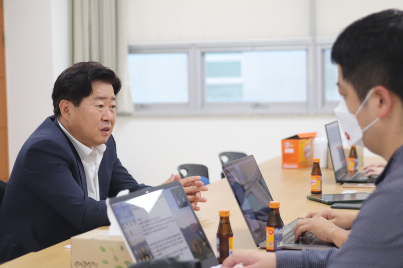 오영훈 제주도지사 당선인이 제주도인터넷신문기자협회 소속 4사 인터뷰 질의에 답하고 있다.