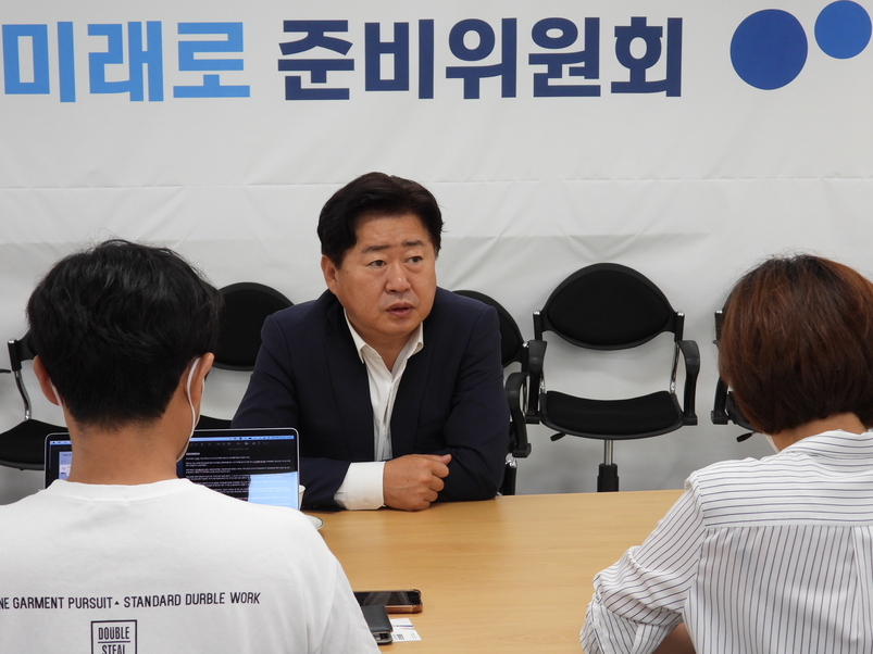 오영훈 제주도지사 당선인이 제주도인터넷신문기자협회 소속 4사 인터뷰 질의에 답하고 있다.