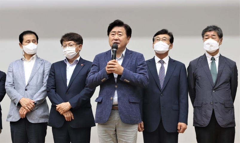오영훈 제주도지사 당선인이 28일 오후 2시 제주웰컴센터 웰컴홀에서 '민선 8기 도민도정의 비전과 도정과제 보고회'를 갖고 있다.