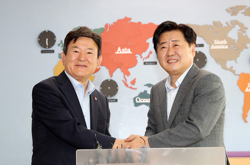 오영훈 제주지사(오른쪽)와 김광수 제주교육감이 6일 도내 초·중·고 급식 단가를 인상하기로 합의했다.