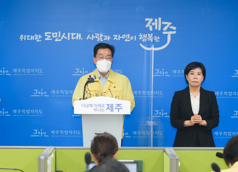 임태봉 제주도 코로나 방역대응 추진단장이 14일 오전 11시 제주도청 3층 기자실에서 코로나19 재유행 대비 대응계획을 발표하고 있다.