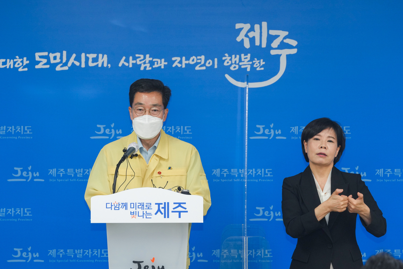 임태봉 제주도 코로나 방역대응 추진단장이 21일 코로나19 브리핑을 진행하고 있다.