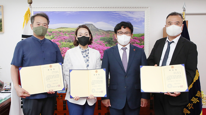 왼쪽부터 강영훈 교수, 손지현 변호사, 김경학 제주도의회 의장, 문종철 변호사