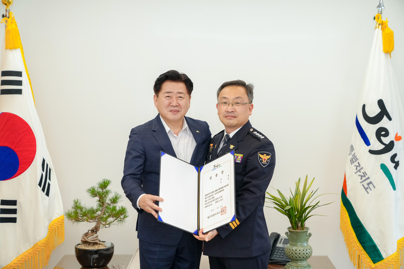오영훈 제주지사와 오훈 신임 자치경찰정책과장.