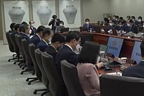 용산 대통령실 2층 국무회의실에 걸린 고영훈 화백의 작품 3점.