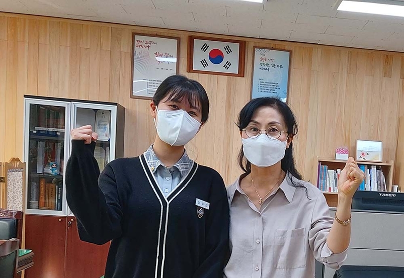 제주여상 3학년 이지민 학생(왼쪽)이 한국은행 일반사무직 공채에 최종 합격했다.