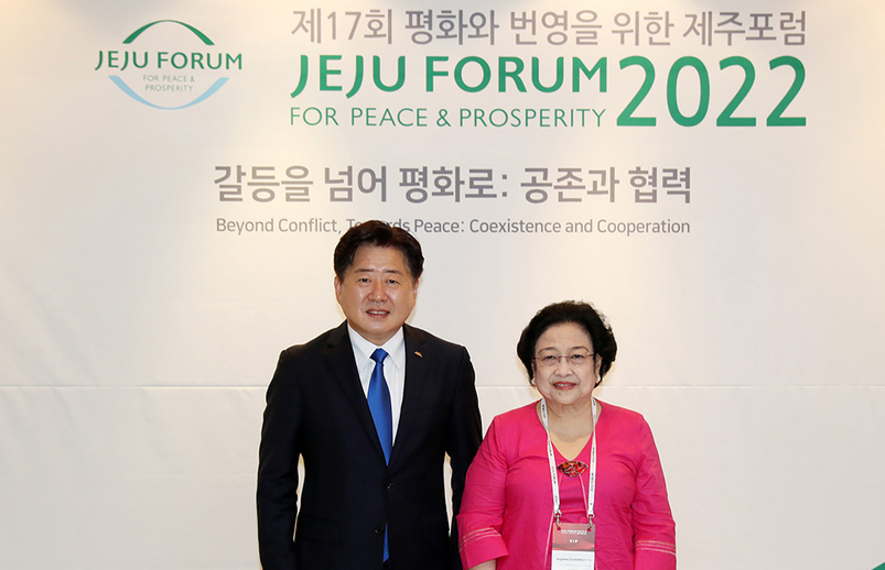 오영훈 제주지사가 15일 제17회 제주포럼에서 메가와티 수카르노푸트리 전 인도네시아 대통령을 만나 양지역 간 경제통상 교류에 협력하기로 했다.