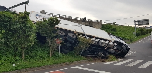  지난 21일 제주시 애월읍 평화로에서 화물차가 교량 아래로 추락하는 사고가 발생했다. 