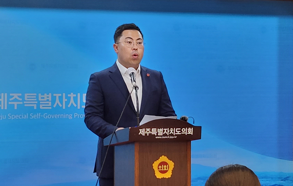 한동수 더불어민주당 제주도당 대변인이 6일 오후 2시 제주도의회 도민카페에서 기자회견을 진행하고 있다. 