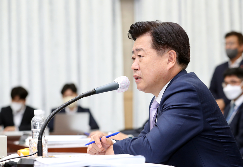 오영훈 제주지사가 21일 제주도청 4층 탐라홀에서 열린 국회 행안위 제주도 국정감사에서 발언하고 있다. 