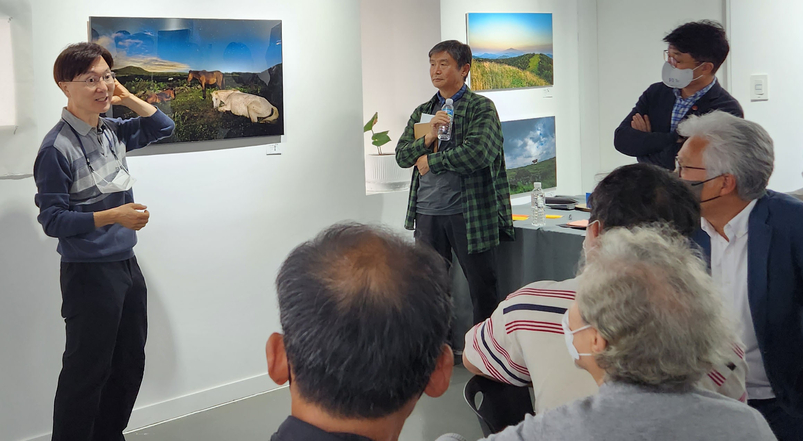 김수오 작가가 22일 제주 사진예술공간 큰바다영에서 사진전을 갖고 작품에 담긴 의미를 설명하고 있다. 