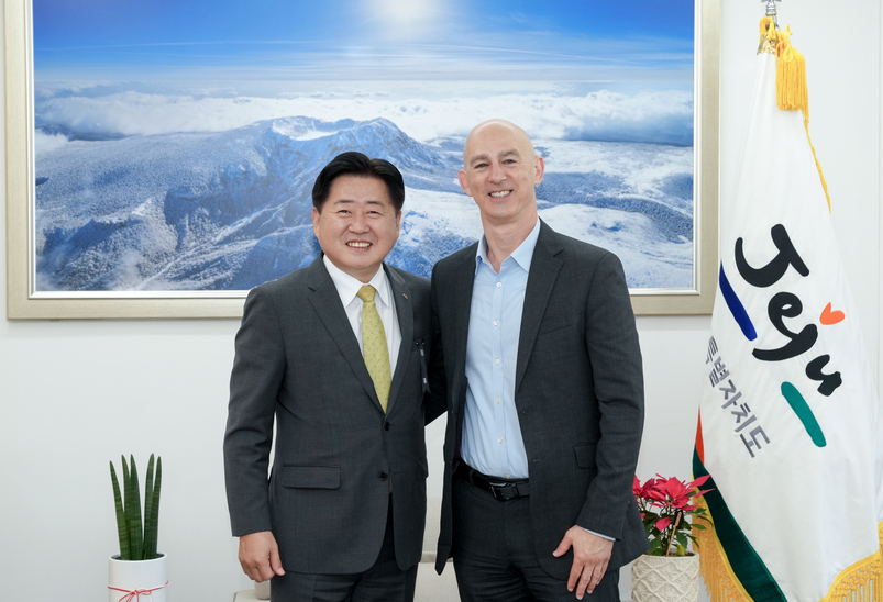 오영훈 제주지사와 마이크 매기(Mike Magee) 미네르바 대학(Minerva University) 총장.