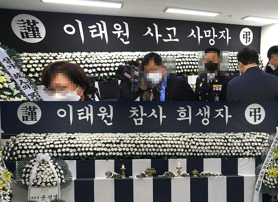 제주도청 별관 합동분향소의 기존 현수막(위)과 3일 바뀐 현수막(아래).