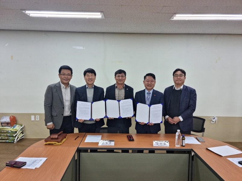 서귀포시 남원읍 하례1리와 하효마을간 쇠소깍 수상레저사업 관련 합의도출 후 기념사진 촬영이 이뤄지고 있다.