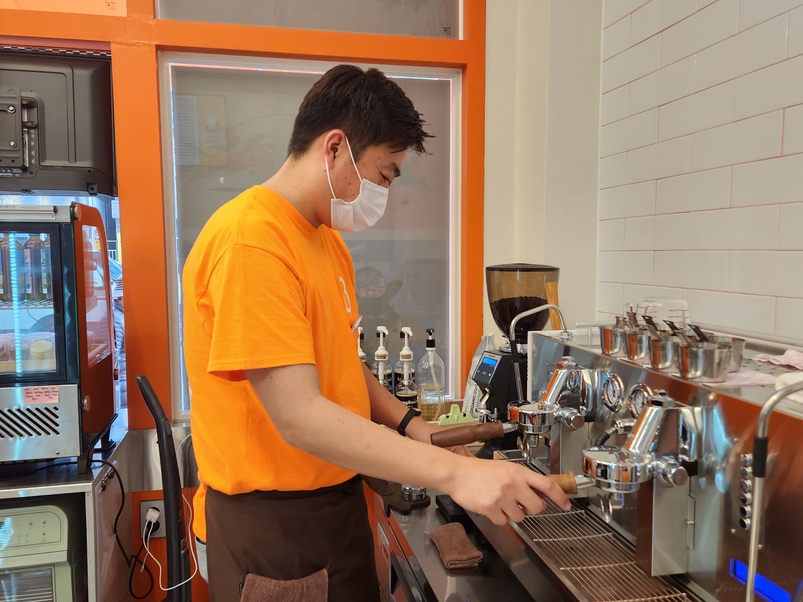 김기주 투빅커피 대표이사가 커피를 내리고 있다. 