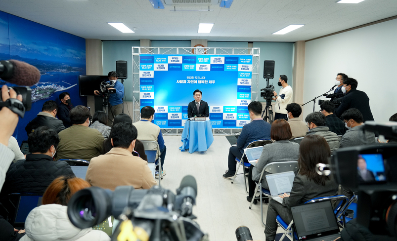 오영훈 제주지사가<strong> </strong>19일 오전 11시 제주도청 2층 소통회의실에서 제주도청 출입 기자단과의 간담회를 갖고 있다. 