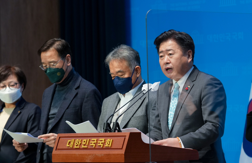 오영훈 제주지사가 28일 오전 국회 소통관에서 제주공항 용역보고서 즉각공개와 군사공항화 반대 기자회견을 하고 있다.