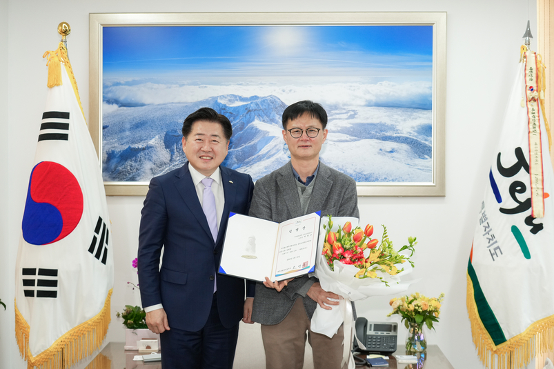 오영훈 제주지사와 박형근 제주도 공공보건의료지원단장.