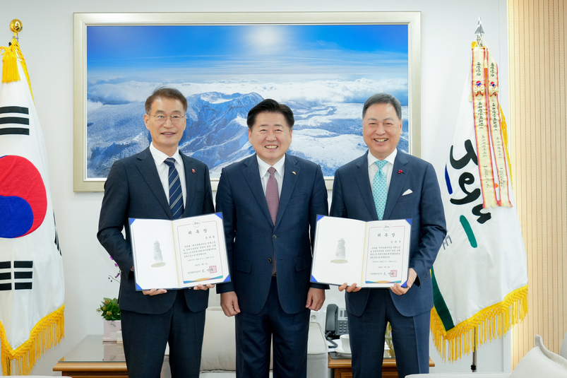 왼쪽부터 문대림 전 제주국제자유도시개발센터 이사장, 오영훈 제주지사, 강태선 BYN블랙야크 회장