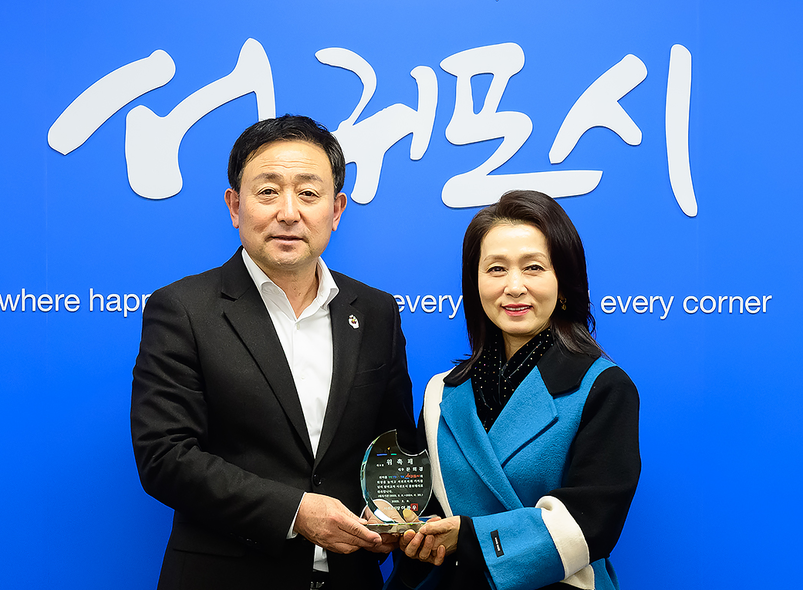 이종우 서귀포시장과 서귀포 출신 배우 문희경씨.