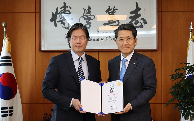 지난 9일 코리아푸드앤와인페스티벌(왼쪽 정문선 이사장)이 제주한라대(김성훈 총장)에 '제주푸드앤와인페스티벌' 장학금을 전달했다. 