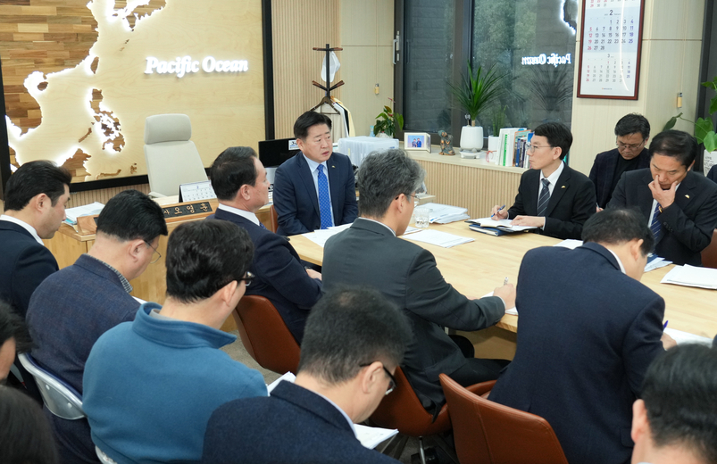 오영훈 지사가 13일 오전 8시 30분 집무실에서 열린 도정현안 공유 티타임에서 발언하고 있다.