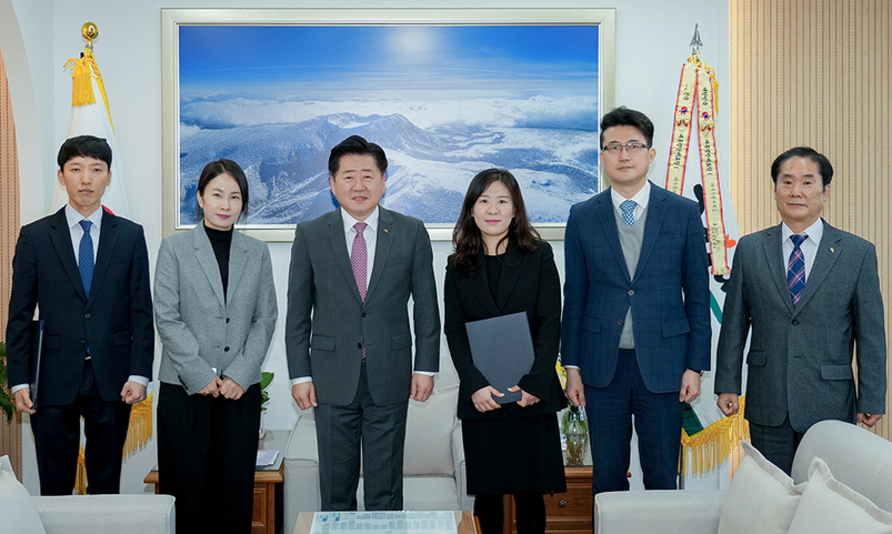 제주도가 14일 고문변호사 7명을 위촉했다. 