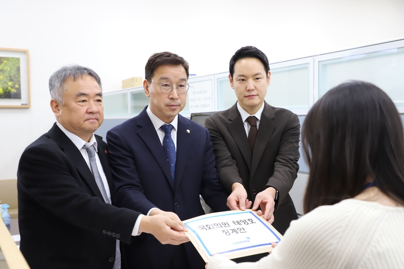 더불어민주당 위성곤(서귀포시).송재호(제주시갑).김한규(제주시을) 국회의원이 15일 태영호 국회의원에 대한 징계안을 국회 윤리위원회에 제출하고 있다.