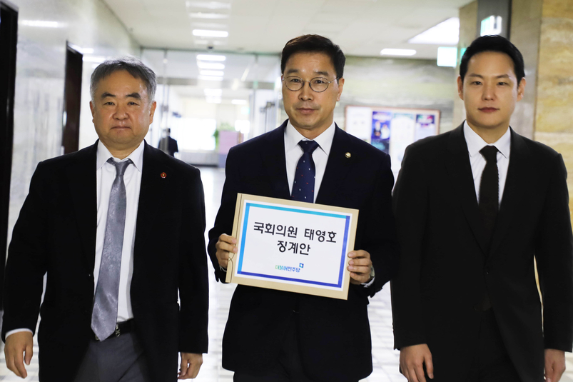 더불어민주당 송재호(제주시갑).위성곤(서귀포시).김한규(제주시을) 국회의원이 15일 태영호 국회의원에 대한 징계안을 국회 윤리위원회에 제출하고 있다.