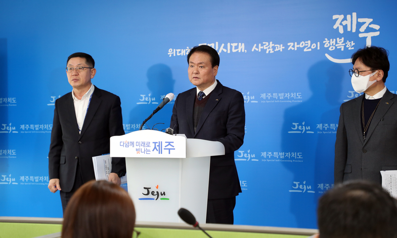 김희현 제주도 정무부지사가 21일 오전 제주도청 기자실에서 후쿠시마 원전 오염수 방류 피해 대응 매뉴얼에 대해 설명하고 있다. 