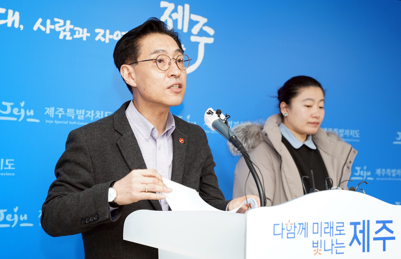 고현수 인권보장 및 증진위원회 위원장이 22일 오전 제주도청 기자실에서 브리핑을 갖고 있다. 