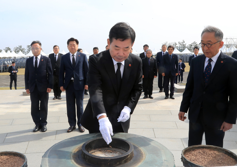 김진표 국회의장이 지난 1일 오전 제주시 봉개동 4·3평화공원을 찾아 참배하고 있다.