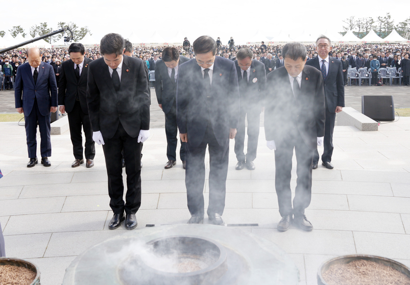 한덕수 국무총리가 3일 오전 제주4·3 평화공원에서 열린 4·3 희생자 추념식에서 분향하고 있다. 