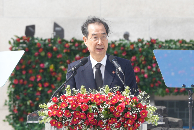 한덕수 국무총리가 3일 제주4·3 평화공원에서 윤석열 대통령의 추념사를 대독하고 있다. 