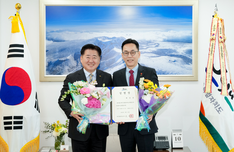 오영훈 제주지사와 백경훈 신임 제주개발공사 사장.