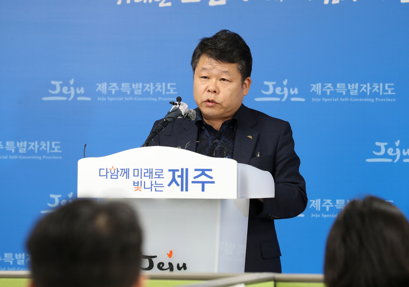 변덕승 제주도 관광교류국장이 15일 제주도청 3층 기자실에서 브리핑을 갖고 있다. 