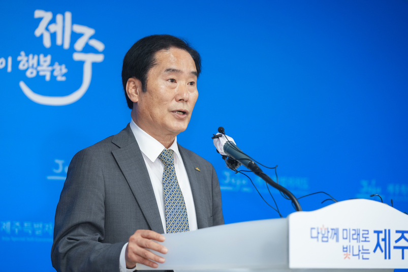 허문정 제주도 기획조정실장이 22일 오전 제주도청 3층 기자실에서 추가경정예산안 심사보류에 대한 입장문을 발표하고 있다. 