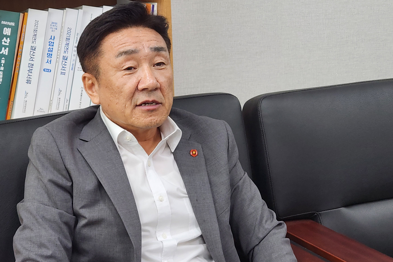 양경호 제주도의회 예산결산특별위원장이 23일 제주도인터넷신문기자협회와 인터뷰를 갖고 있다.